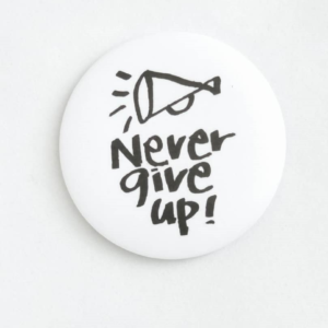 精美徽章（英文） – Never Give Up